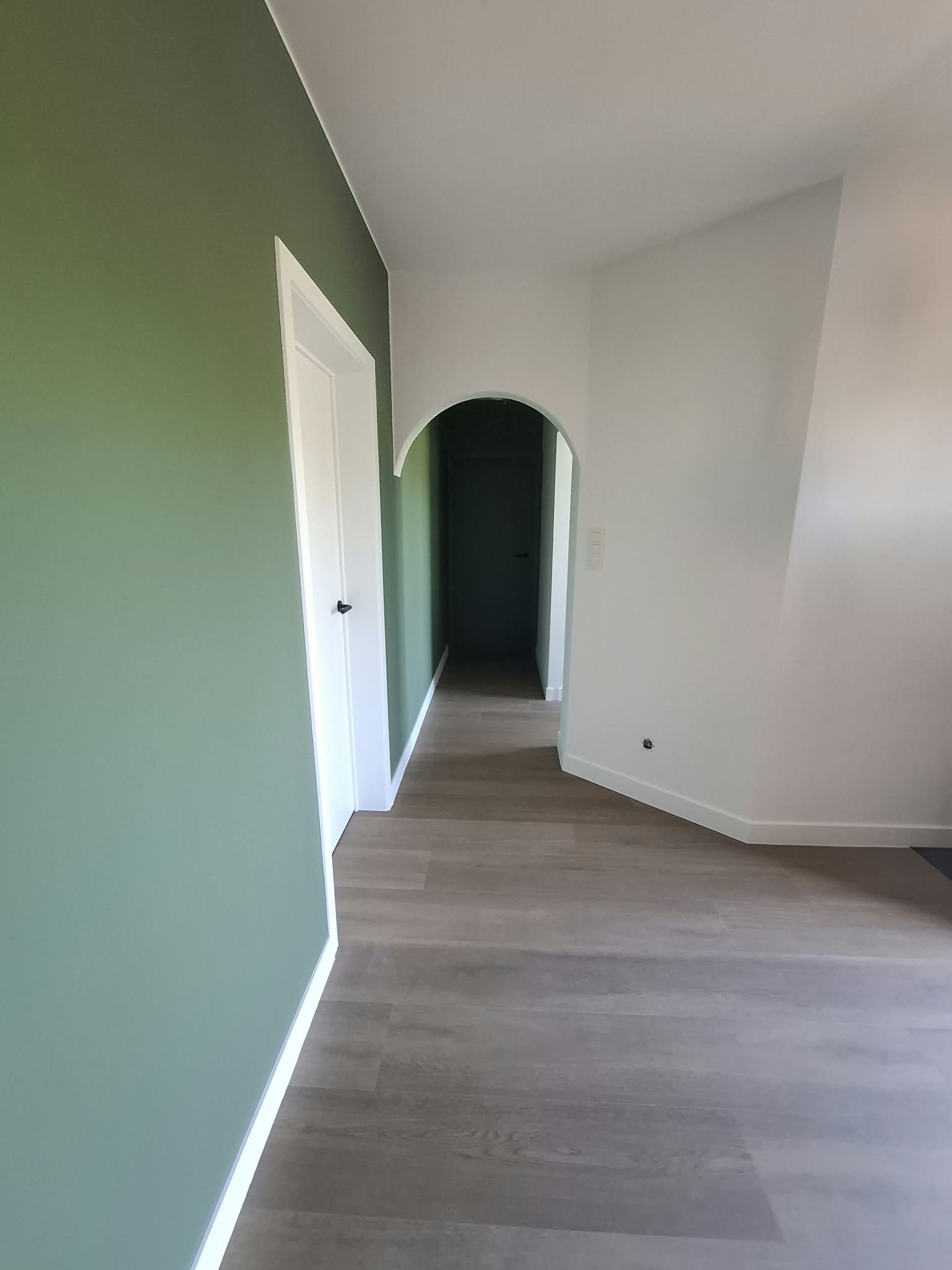 Afgewerkte traphal na binnenschilderwerken